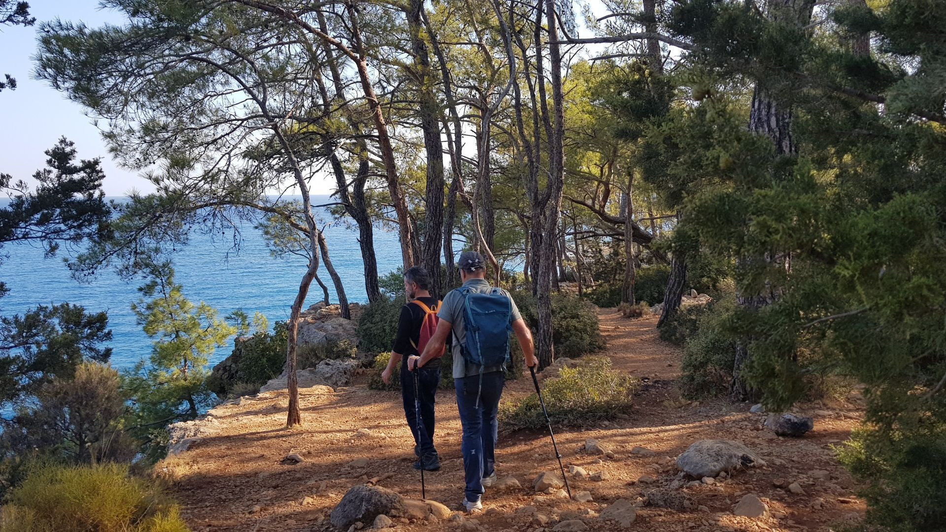 Randonneurs sur un sentier côtier de la voie lycienne - Turquie