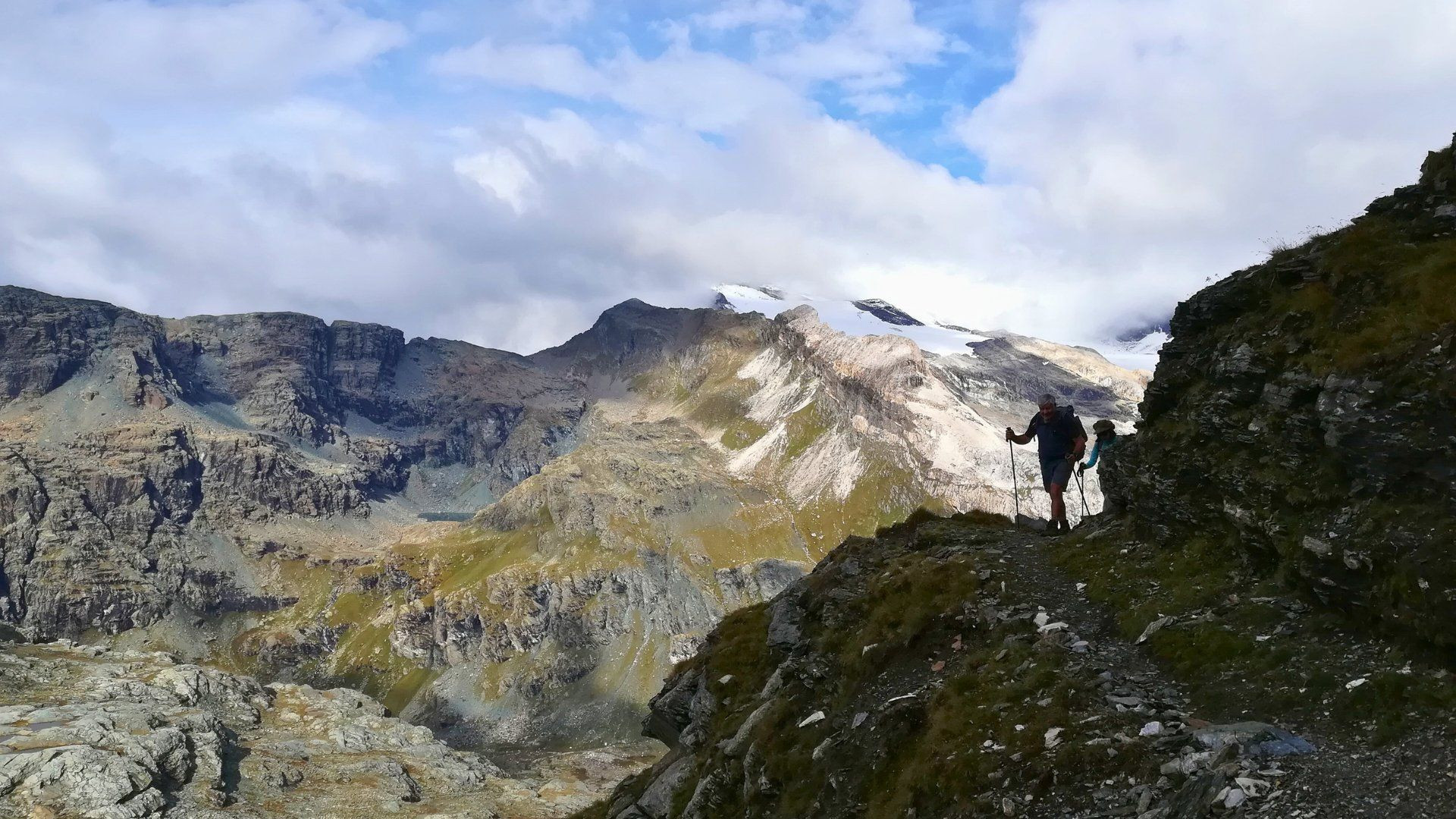 Randonneurs sur un sentier de haute montagne - Alpes