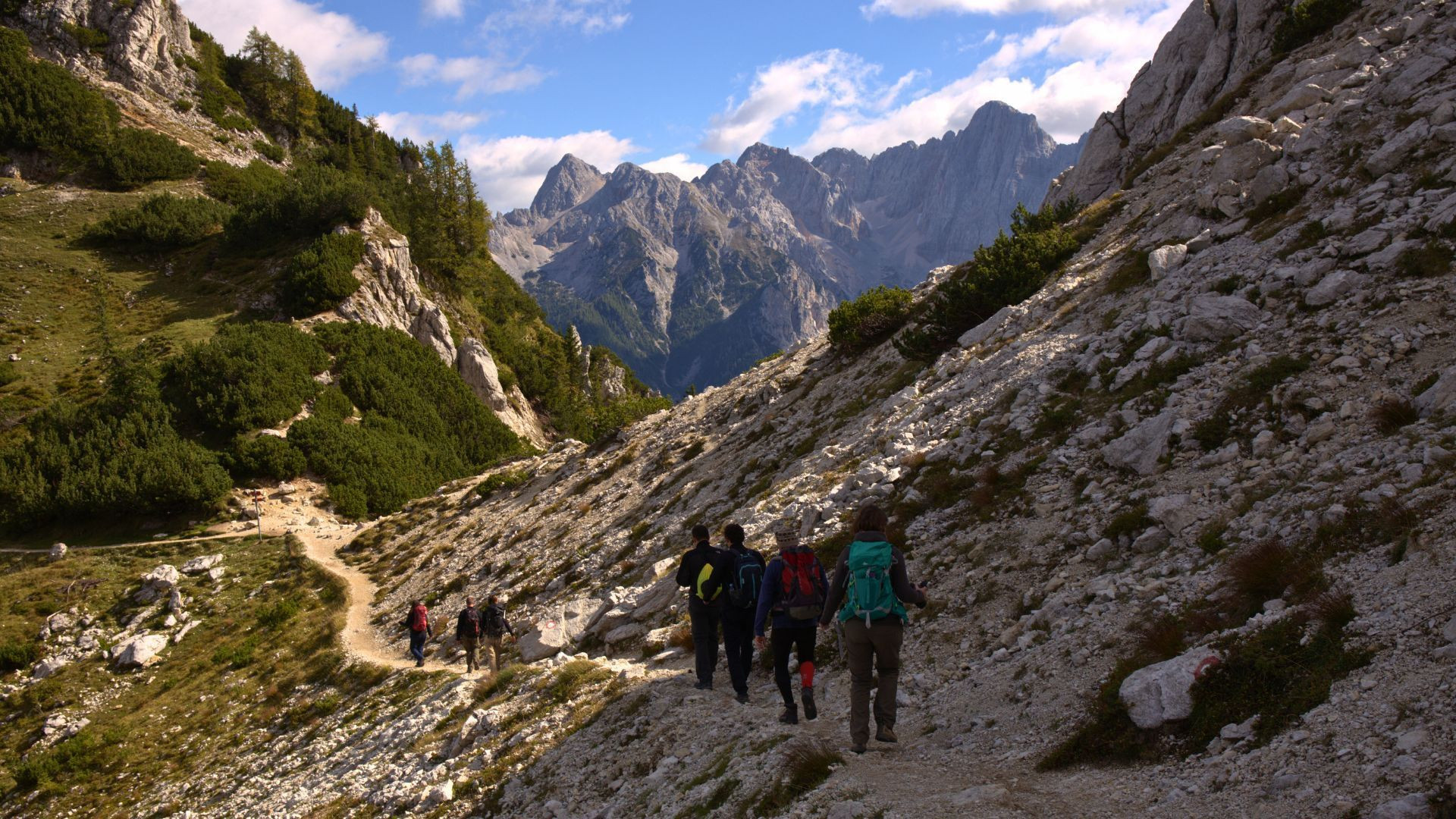 Randonneurs sur un sentier - massif des Karavanke - Slovénie