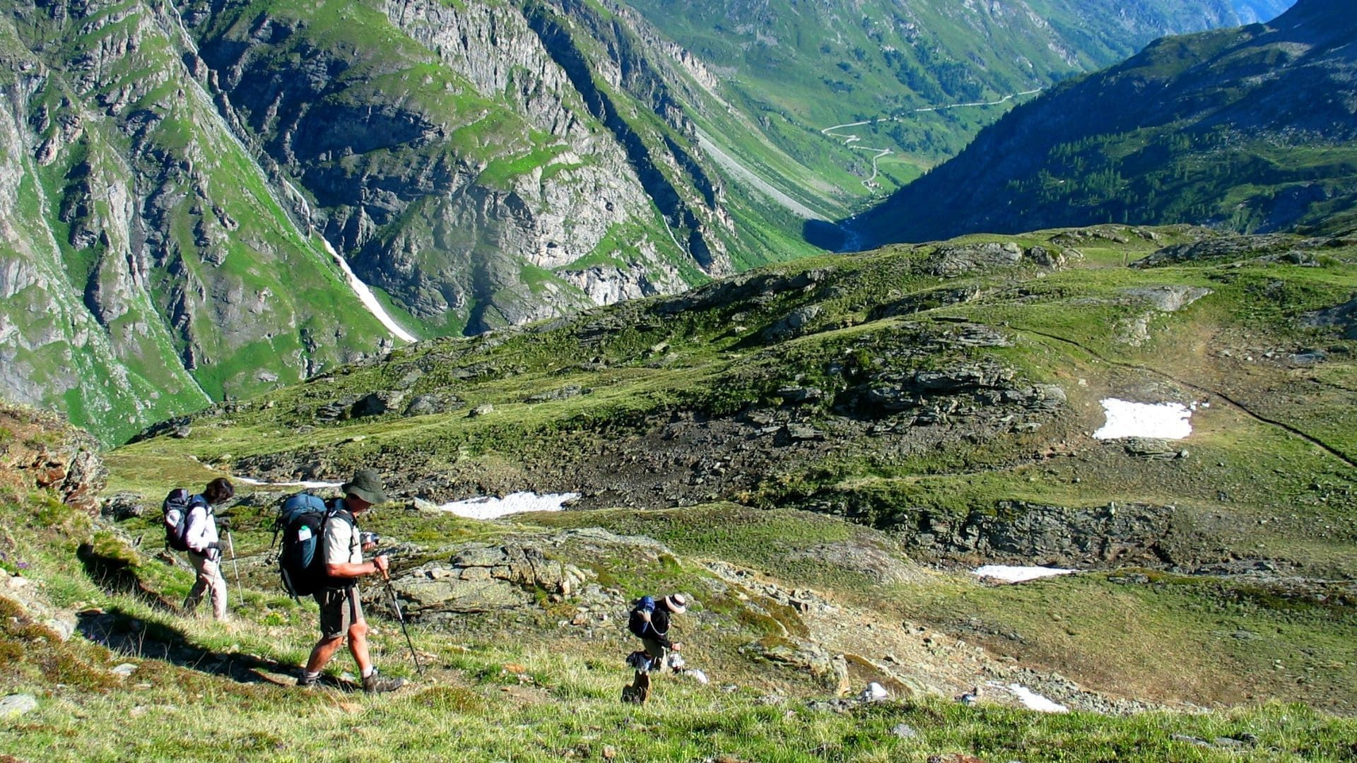 © Tania Gherli Randonneurs descendant vers la vallée - Alpes - Italie