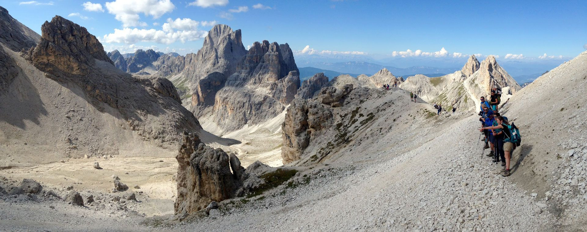 Randonneurs sur une crête parmi les aiguilles des Dolomites - Italie