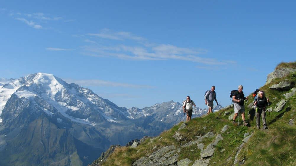 Randonneurs sur une crête face au massif du Mont-Blanc - Alpes - France
