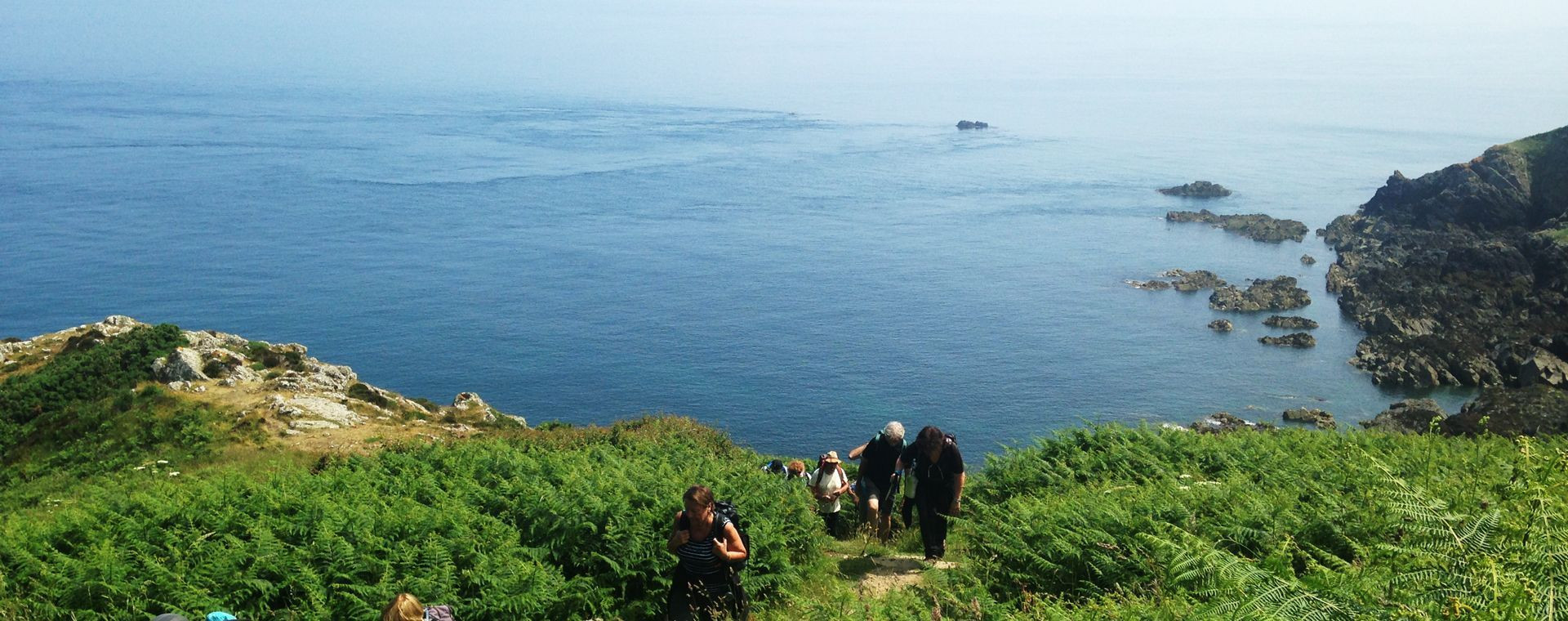 Randonneurs sur le sentier côtier face à la mer - Jersey - Îles Anglo-Normandes