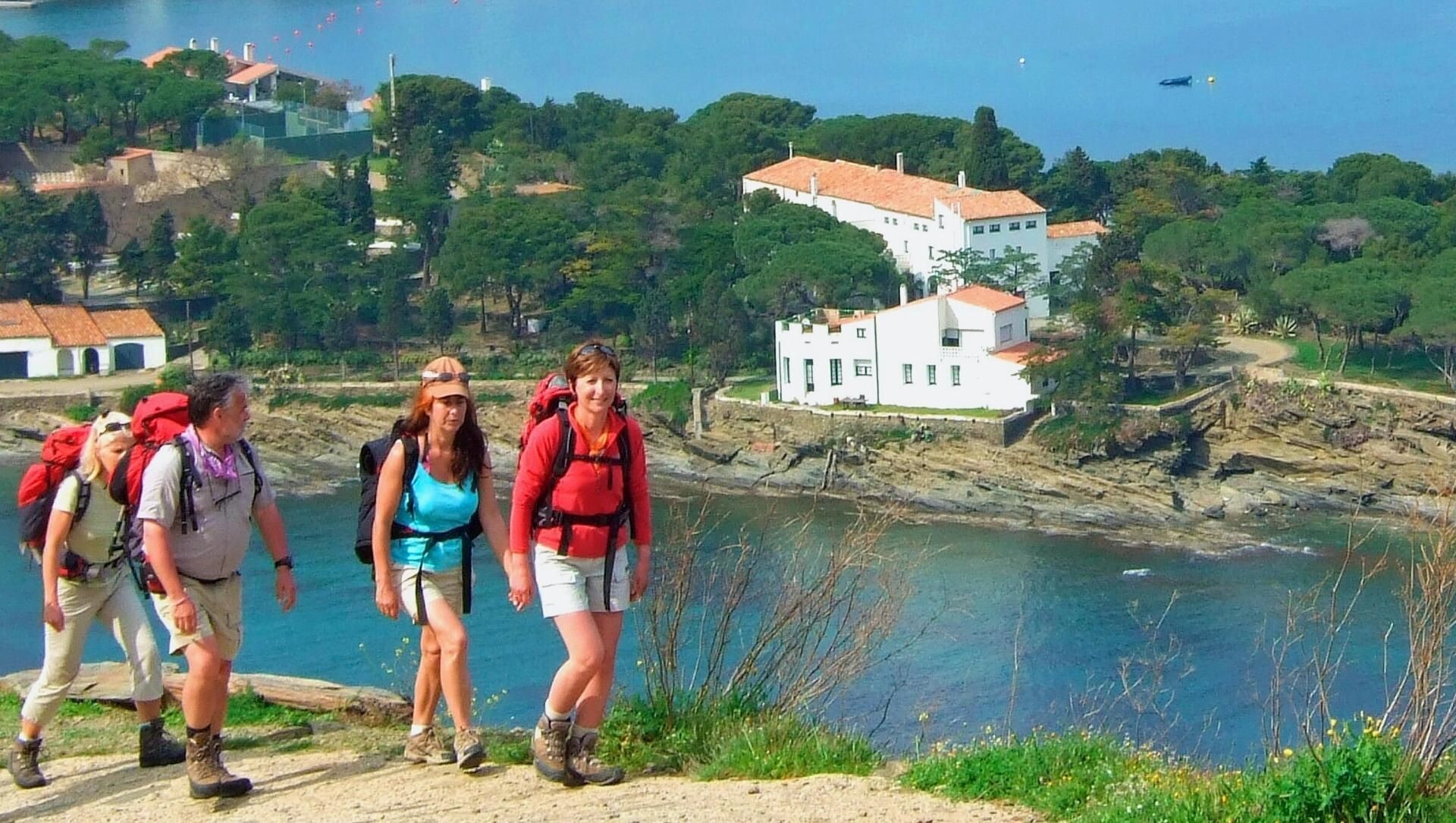 Randonneurs sur le sentier côtier - Port Lligat, Cadaqués - Costa Brava, Espagne