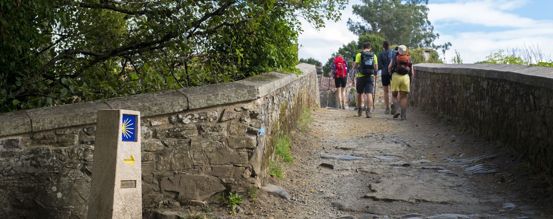 Randonneurs sur le pont de Furelos - Camino Francés - Galice, Espagne