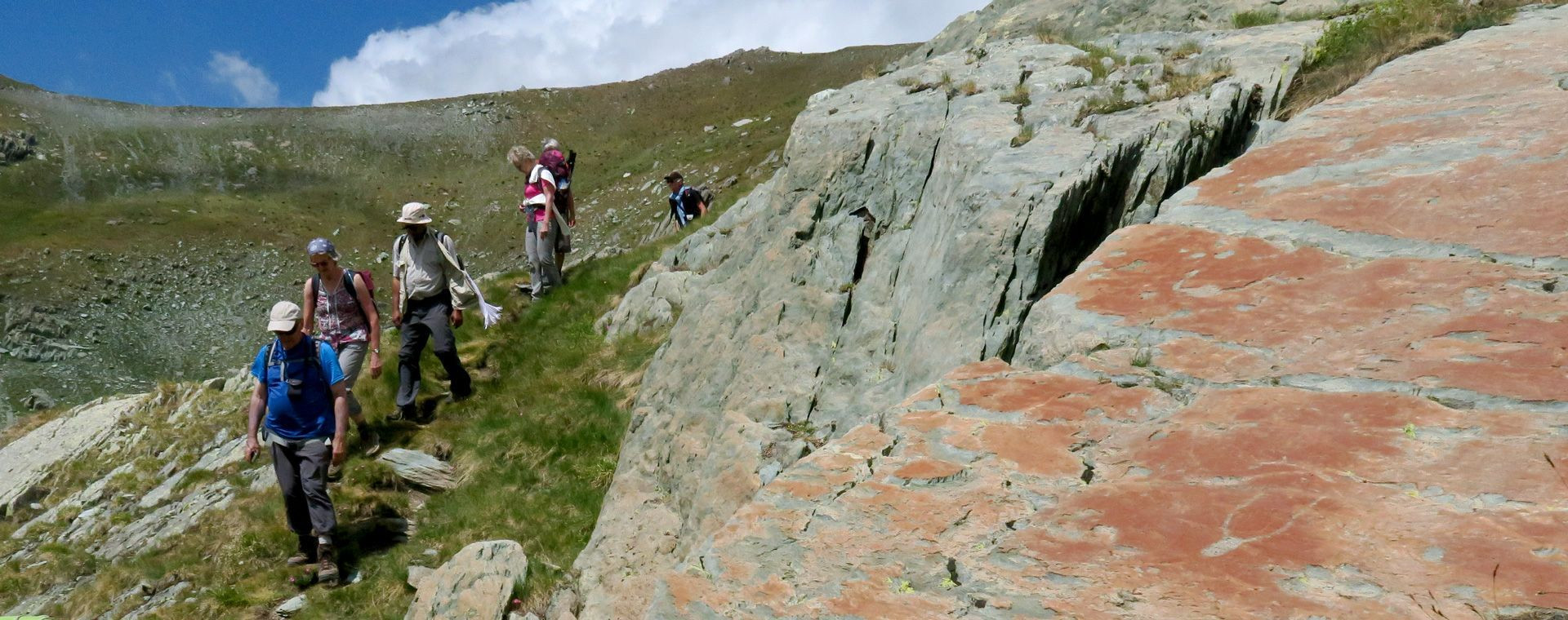 Randonneurs sur les dalles rocheuses - Vallée des Merveilles - Mercantour, France