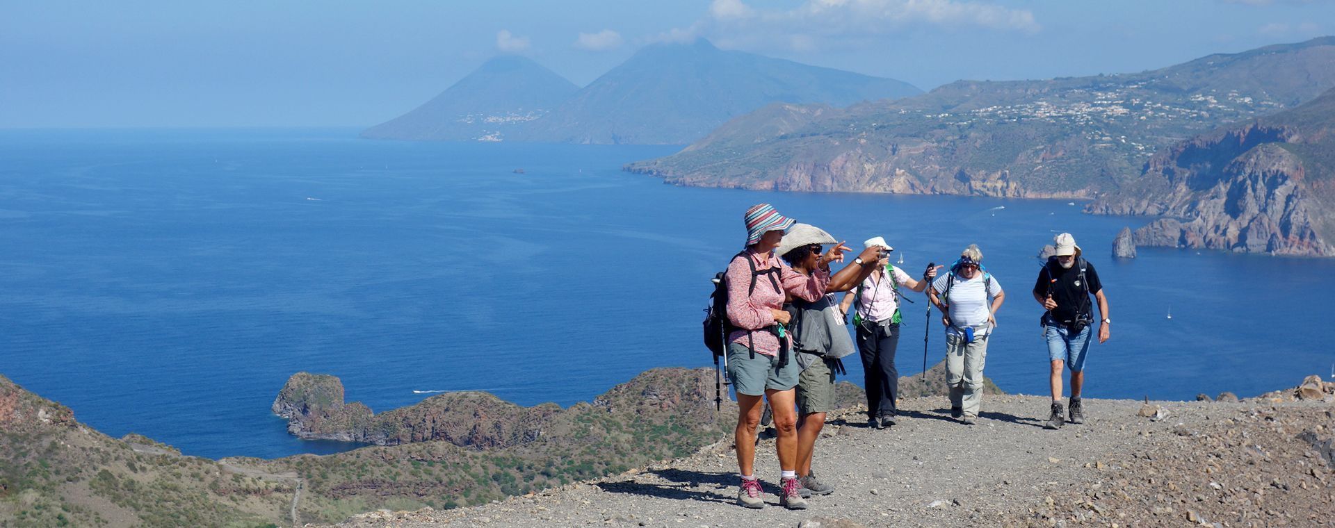 Randonneurs sur la crête volcanique face aux îles Éoliennes - Vulcano - Italie