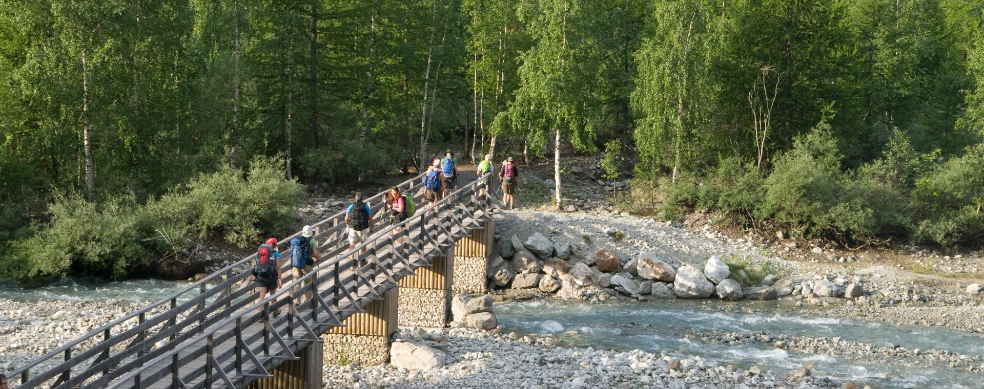 Randonneurs sur une passerelle - Tour du Canigou - Pyrénées - France