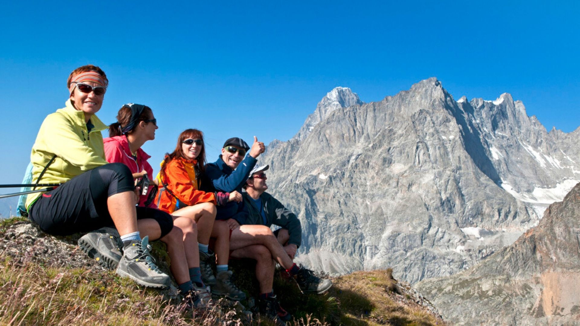 Randonneurs au repos face aux Grandes Jorasses - Tour du Mont-Blanc - France