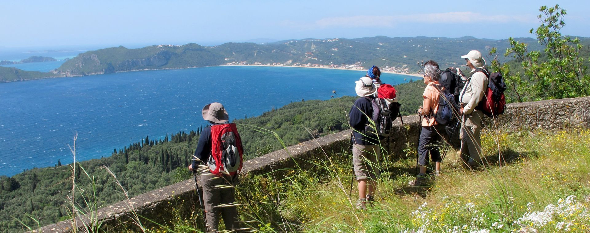 Randonneurs admirant la côte et la baie - Corfou - Grèce