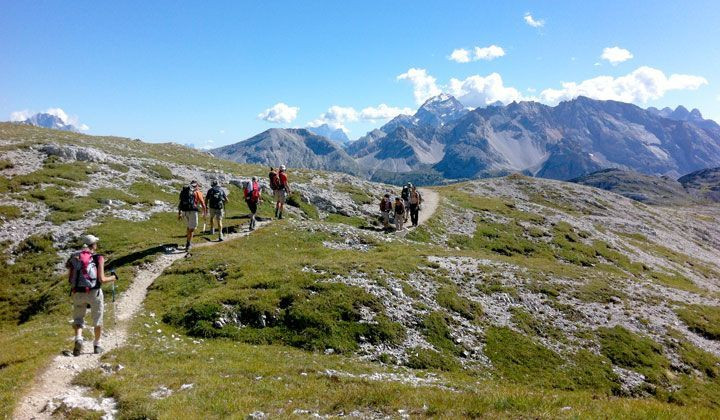 Randonneurs cheminant sur une crête face aux sommets des Cerces - Hautes-Alpes - France