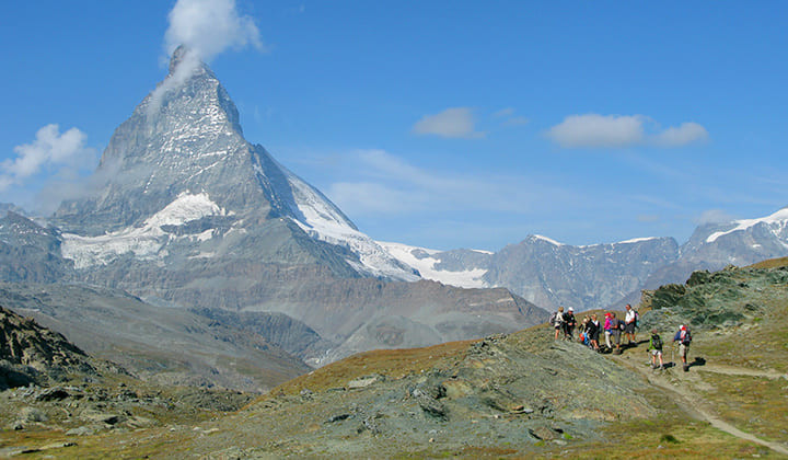 Randonneurs face au Cervin - Zermatt - Alpes suisses
