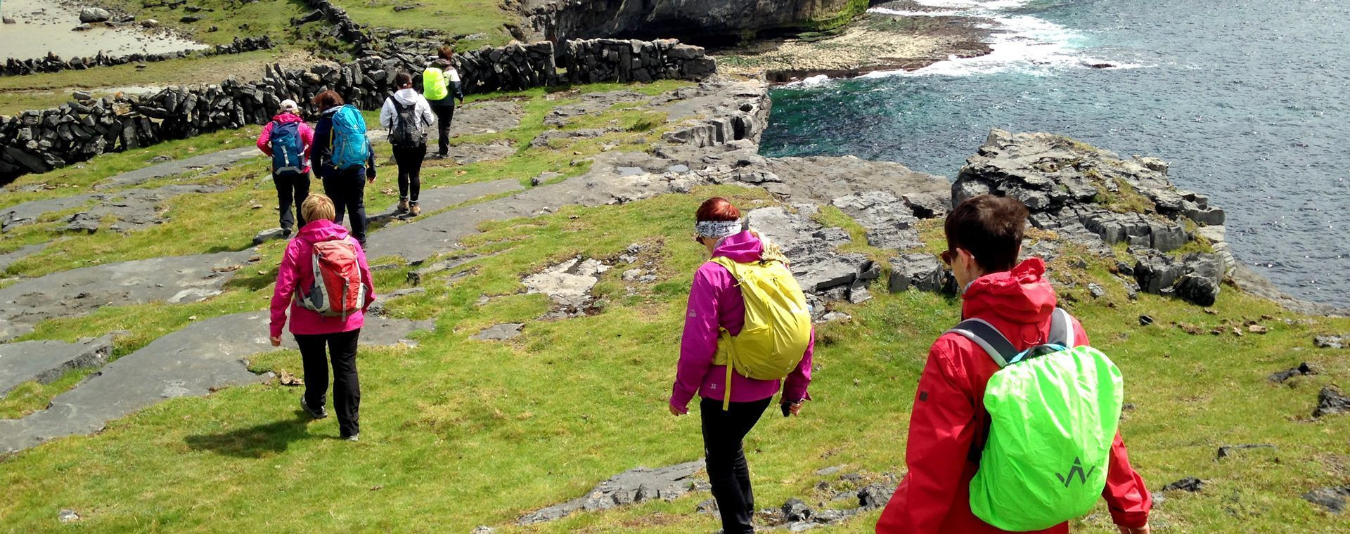 Randonneurs sur un littoral rocheux - Connemara - Irlande