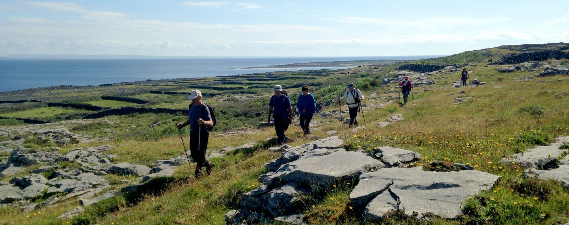 Randonneurs sur la côte - Connemara - Irlande