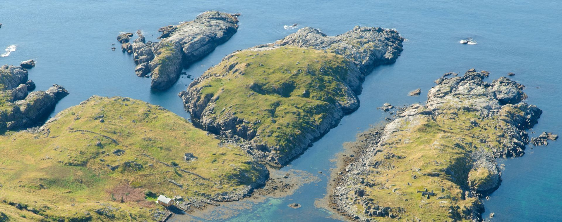 Îlots verdoyants vus du ciel - Îles Lofoten - Norvège