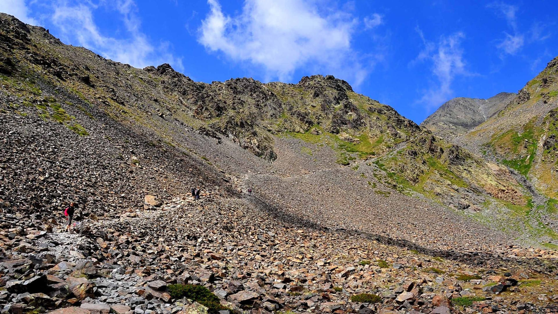 © Matthieu Offredi Randonneurs sur un pierrier de montagne - Massif des Bauges - Alpes - France