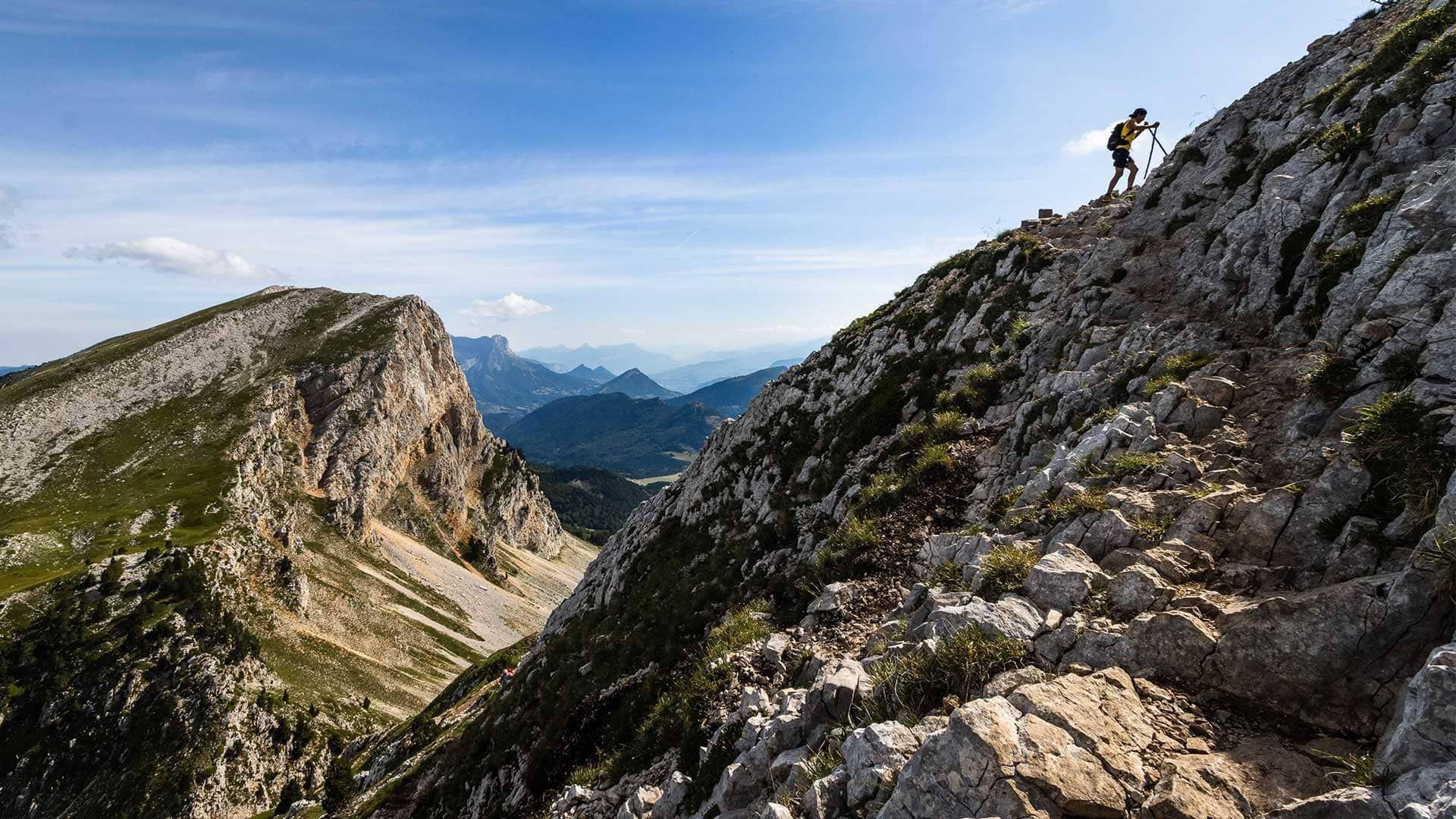 Randonneur sur une crête rocheuse de montagne - Carpates - Roumanie
