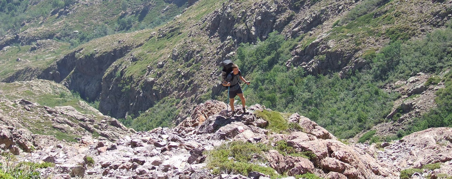 Randonneur sur sentier rocailleux du GR20 Nord - Corse - France