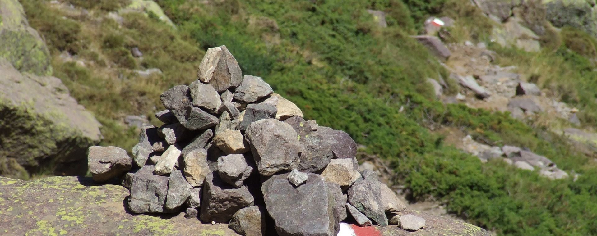 Cairn de pierres et balise rouge et blanche sur le GR20 Nord - Corse - France
