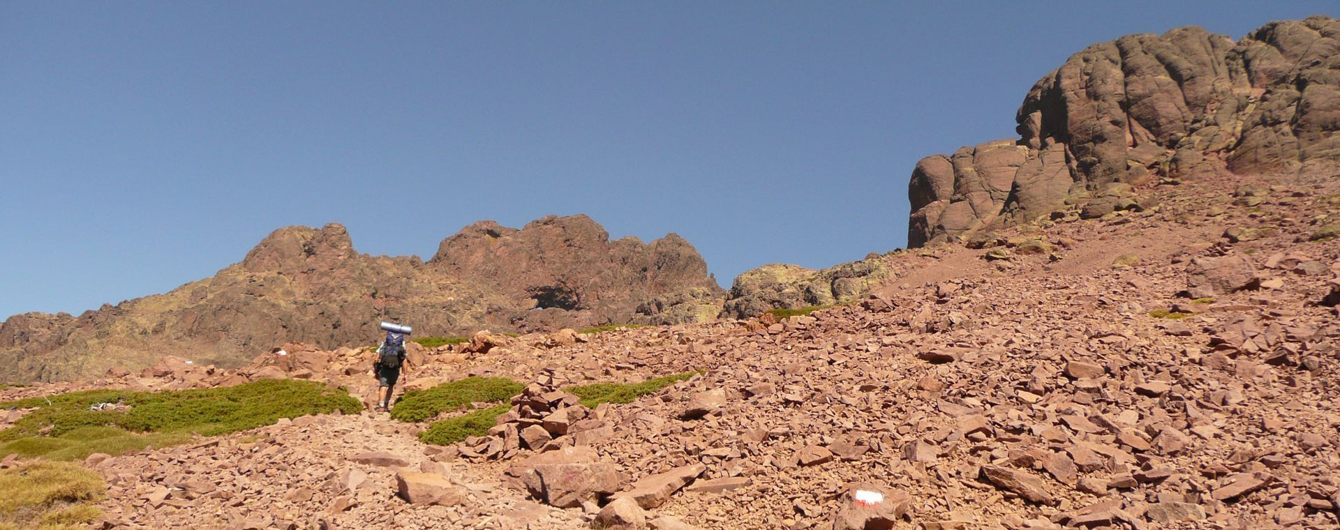 Randonneur sur le GR20 nord en montagne rocheuse - Corse - France