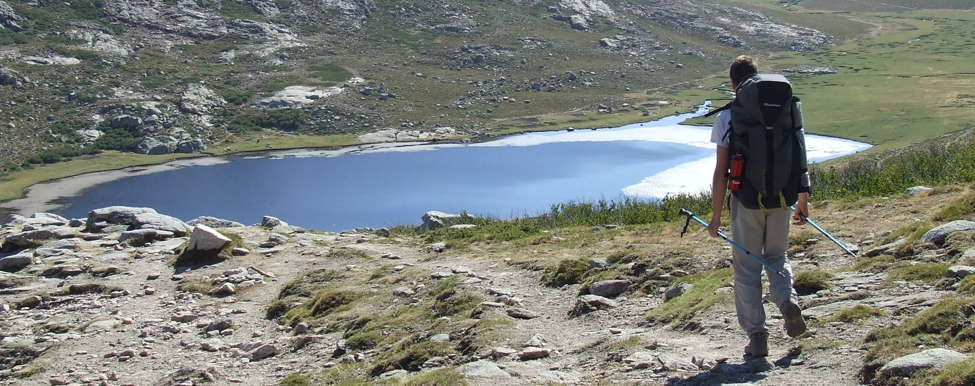 Randonneur sur le GR20 nord près d'un lac - Corse - France