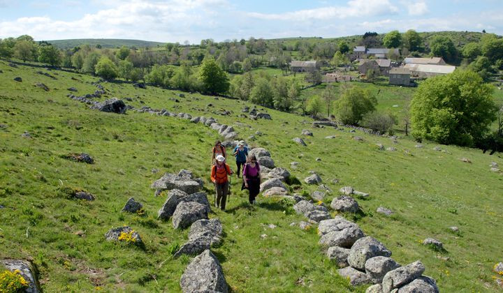 Randonneurs sur la Grande Traversée du Massif central - France