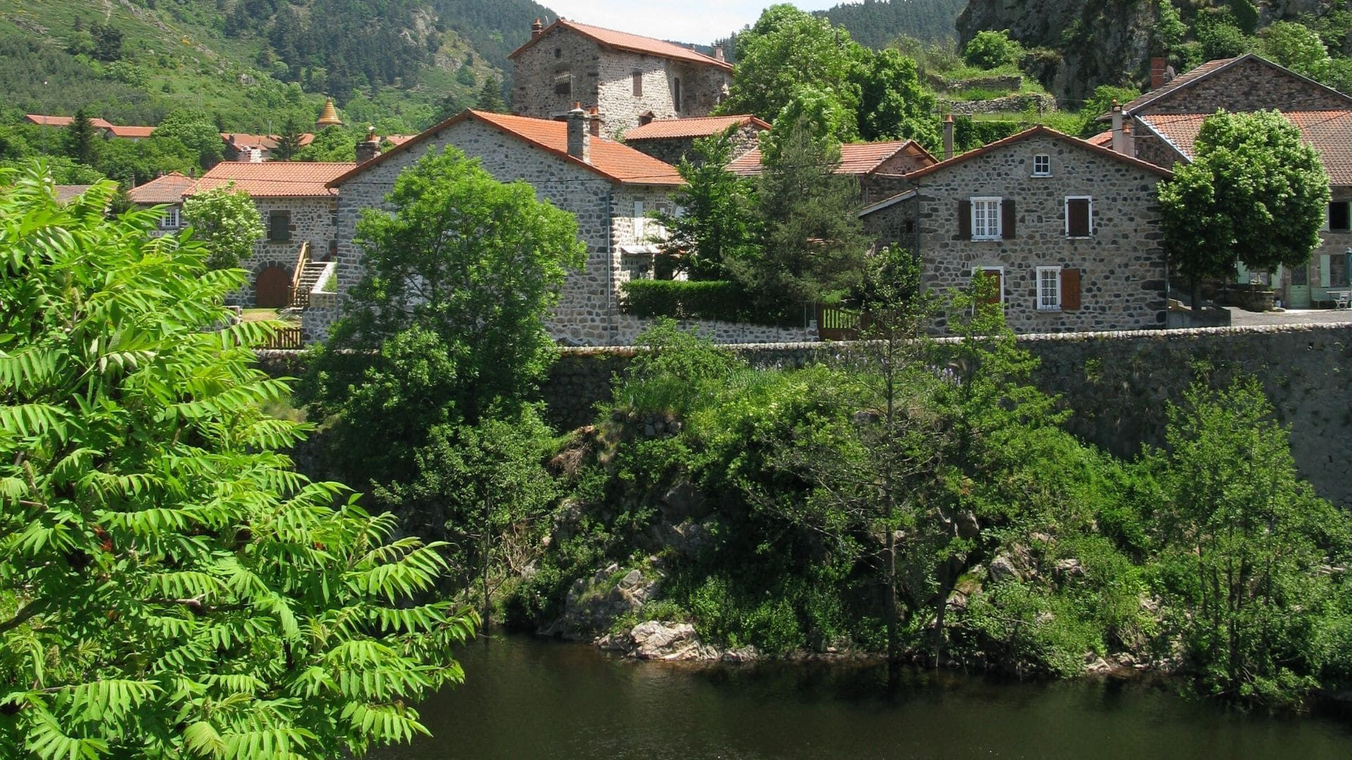 Village de pierre au bord de la rivière sur le chemin de Stevenson - Massif central - France