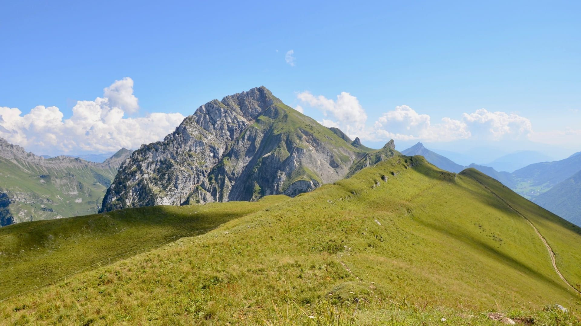 Crête herbeuse face au sommet - Hauts Plateaux du Vercors - France