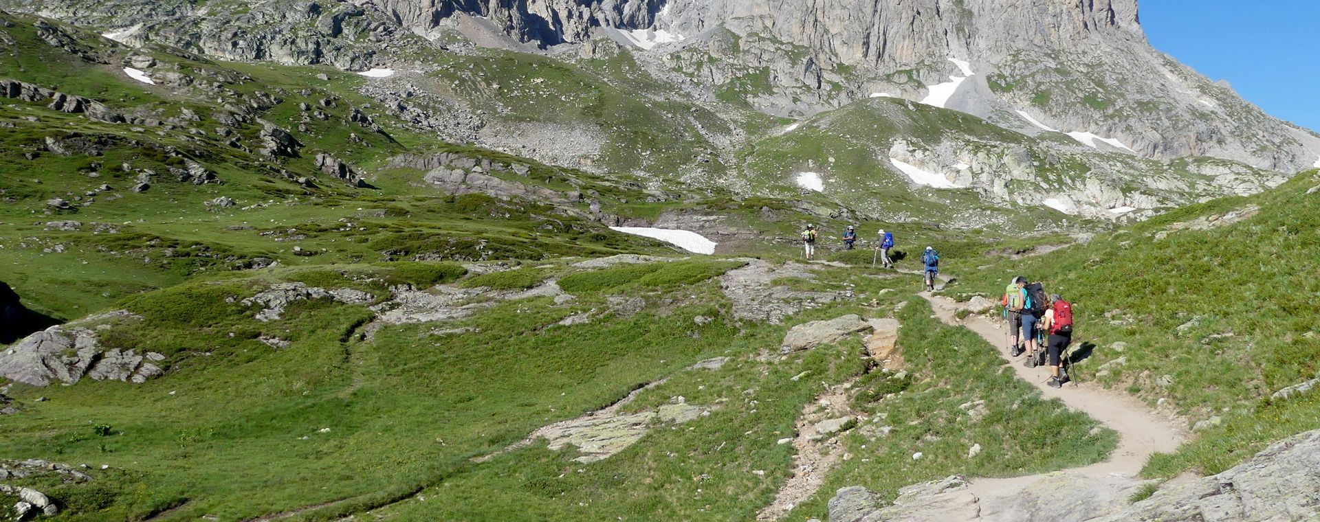 Randonneurs sur un sentier de montagne - Vallée de la Clarée - Hautes-Alpes