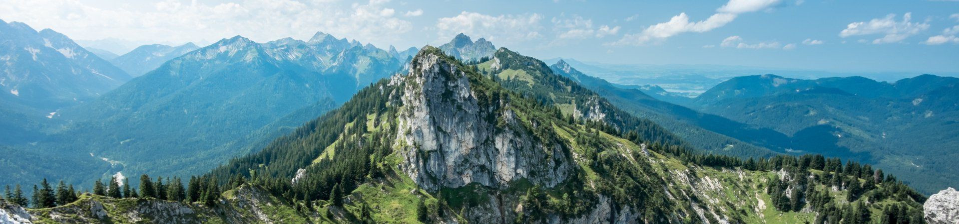 Crête rocheuse et vallées boisées des Alpes bavaroises - Allemagne