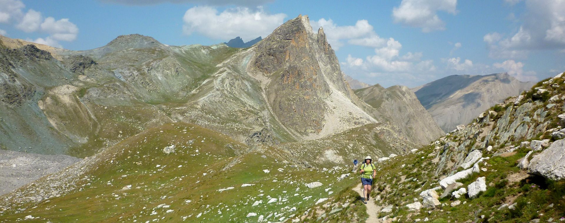 Randonneur sur un sentier de montagne - vallée de l'Ubaye - France