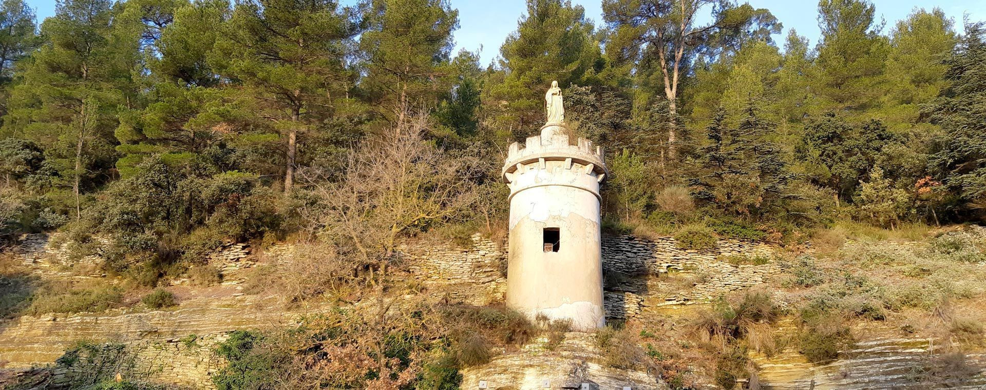 Tourelle de pierre en forêt - Luberon - Provence - France