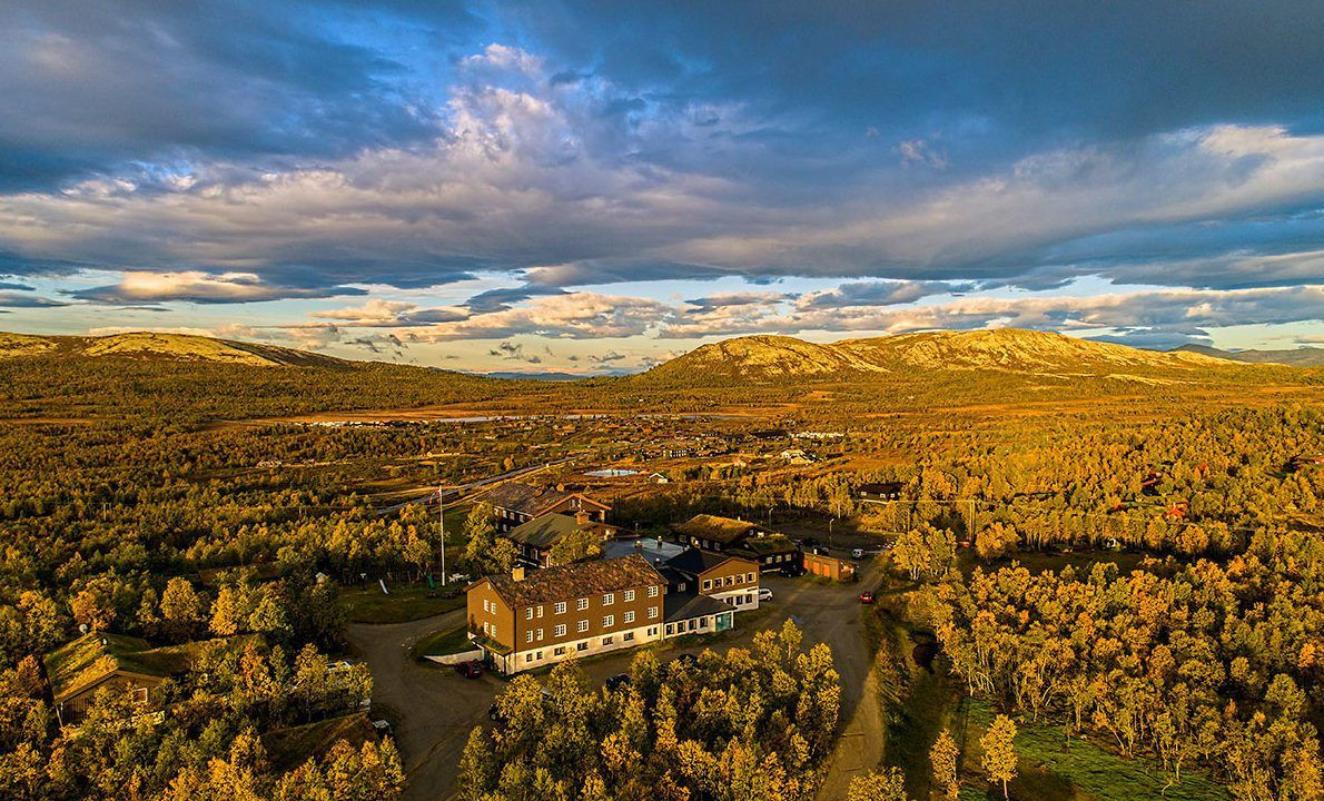 Hôtel-lodge isolé dans la toundra d'automne vue du ciel - Scandinavie