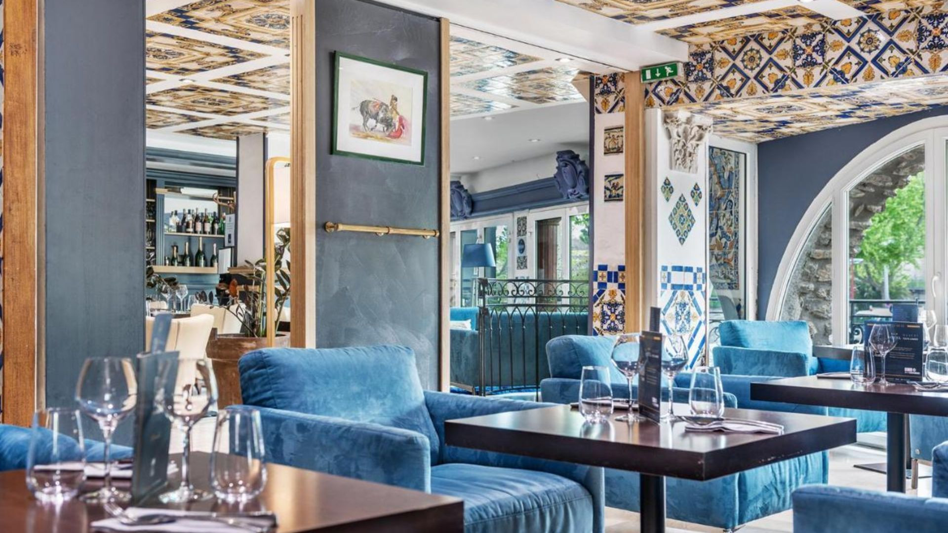 Salon-restaurant aux fauteuils bleus et plafond peint - Hôtel La Frégate - France