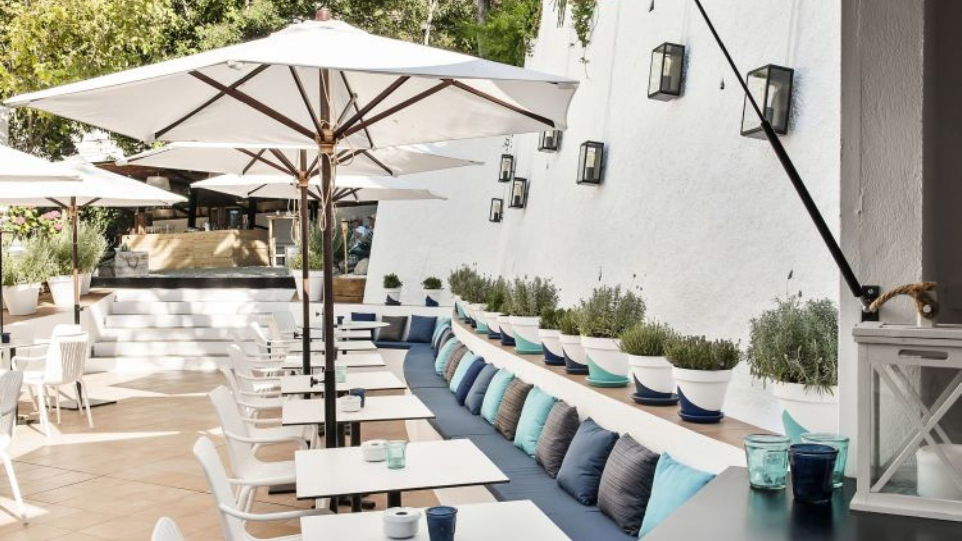 Terrasse d'hôtel ombragée de parasols - Hôtel La Goleta - France