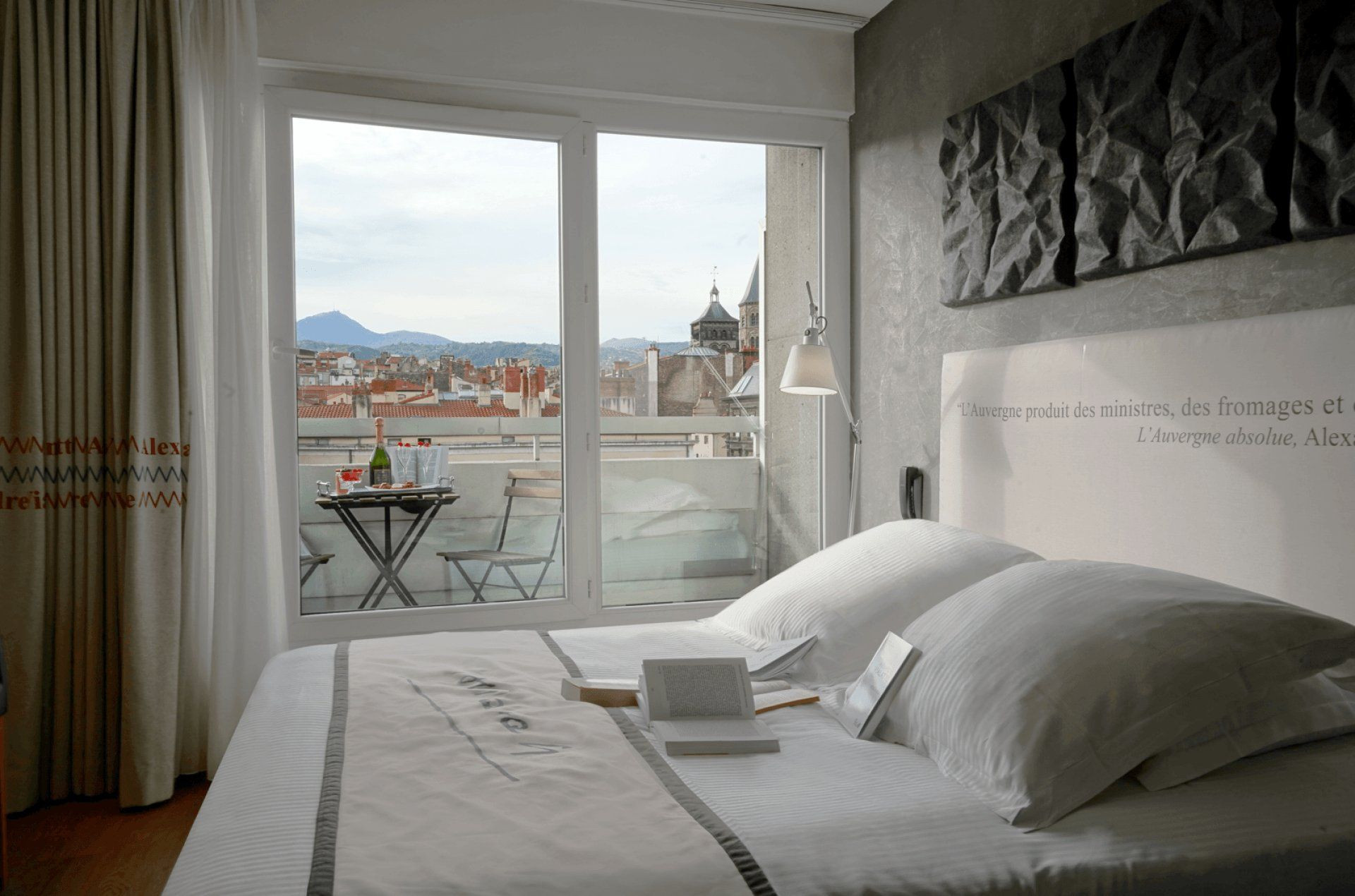 Chambre d'hotel avec vue sur les toits de Clermont-Ferrand et le Puy de Dome - Auvergne France