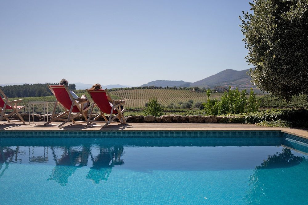 © Authentic Trails Piscine d'hôtel face aux vignobles de la vallée du Douro - Portugal
