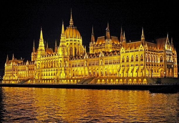 Le Parlement hongrois illuminé la nuit - Budapest - Hongrie