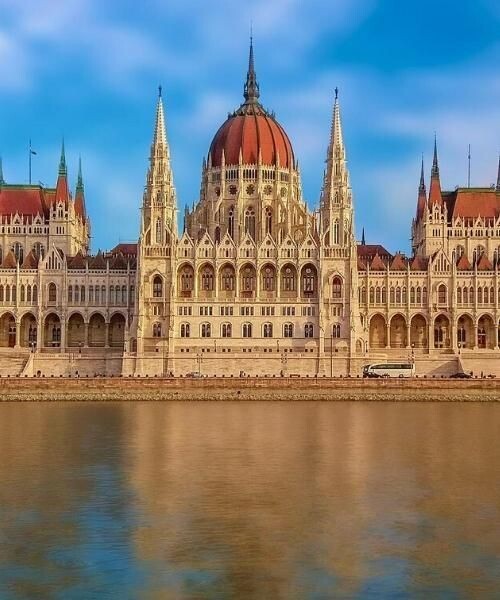 Parlement de Budapest au bord du Danube - Hongrie