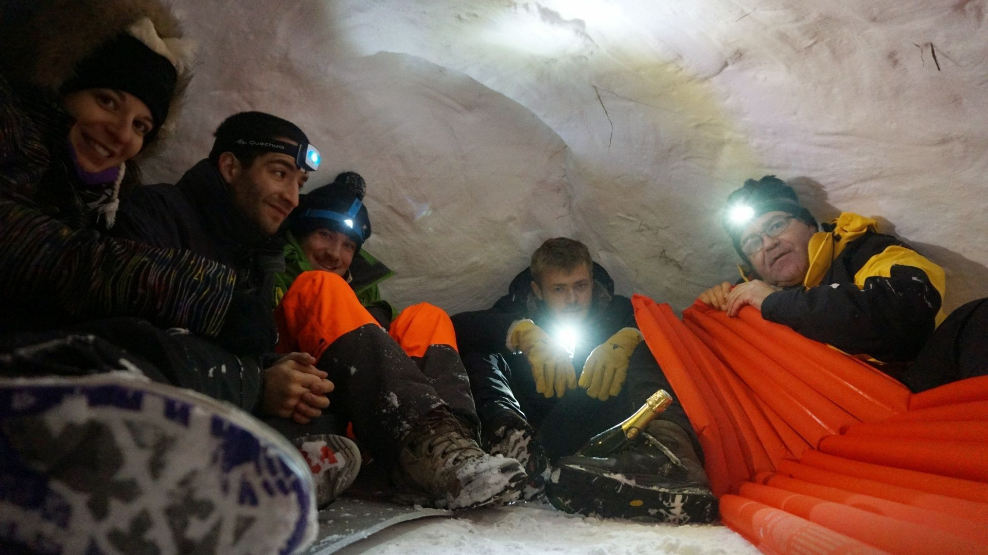 Nuit en igloo avec lampes frontales - Hauts Plateaux du Vercors - France