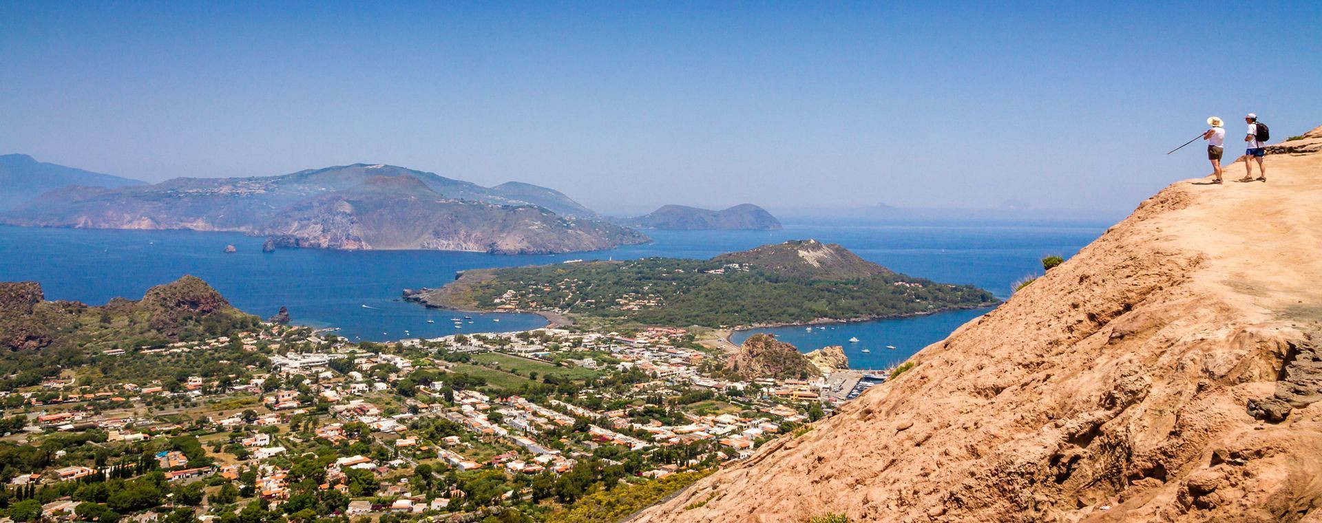 Randonneurs et vue sur les îles Éoliennes - depuis Vulcano - Sicile, Italie