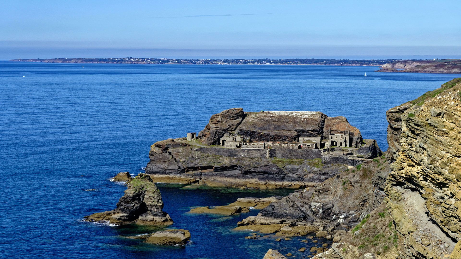 Îlot des Capucins et fort sur la côte rocheuse - Crozon - Bretagne - France