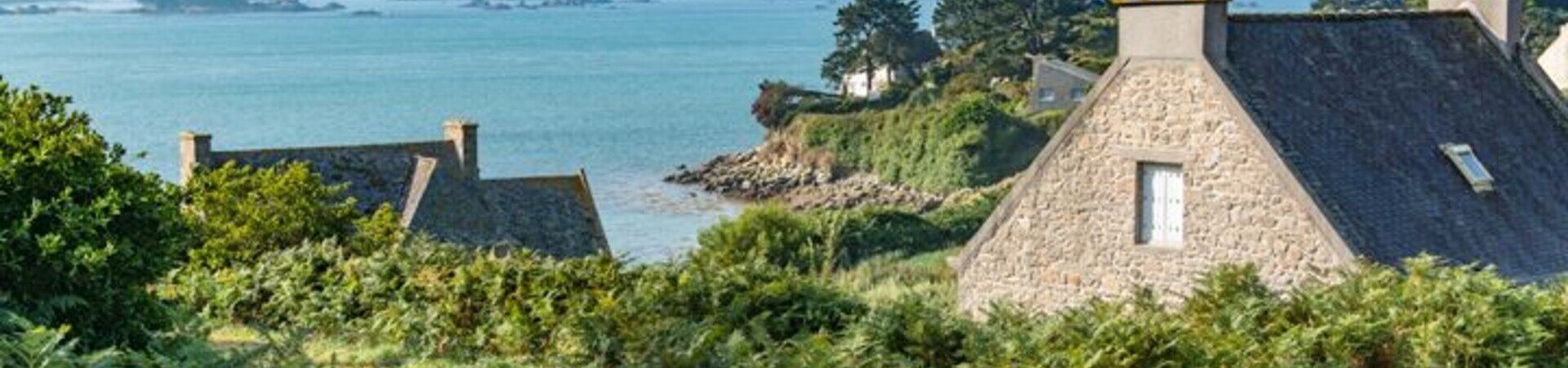 Maisons de pierre au-dessus de la mer turquoise - Île de Batz - Bretagne