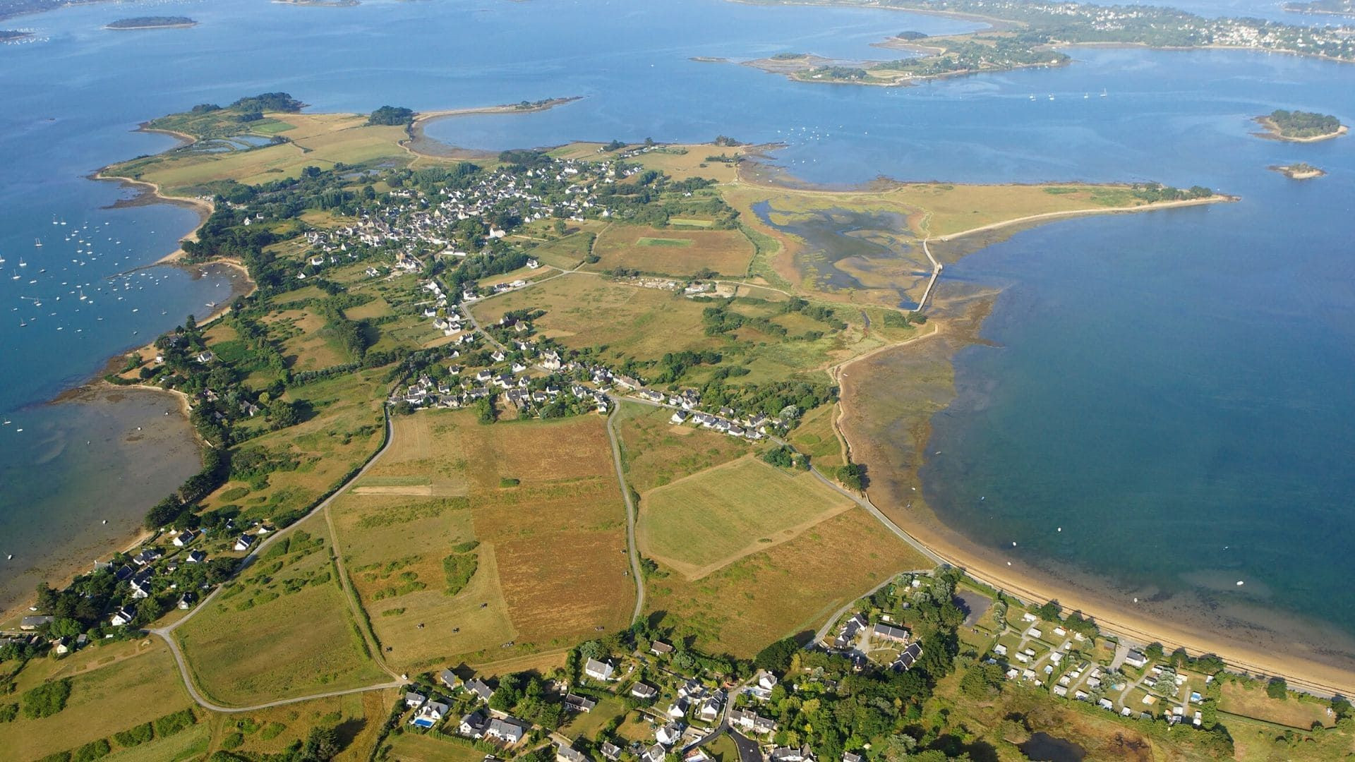 Île d'Arz vue du ciel - Golfe du Morbihan - Bretagne - France