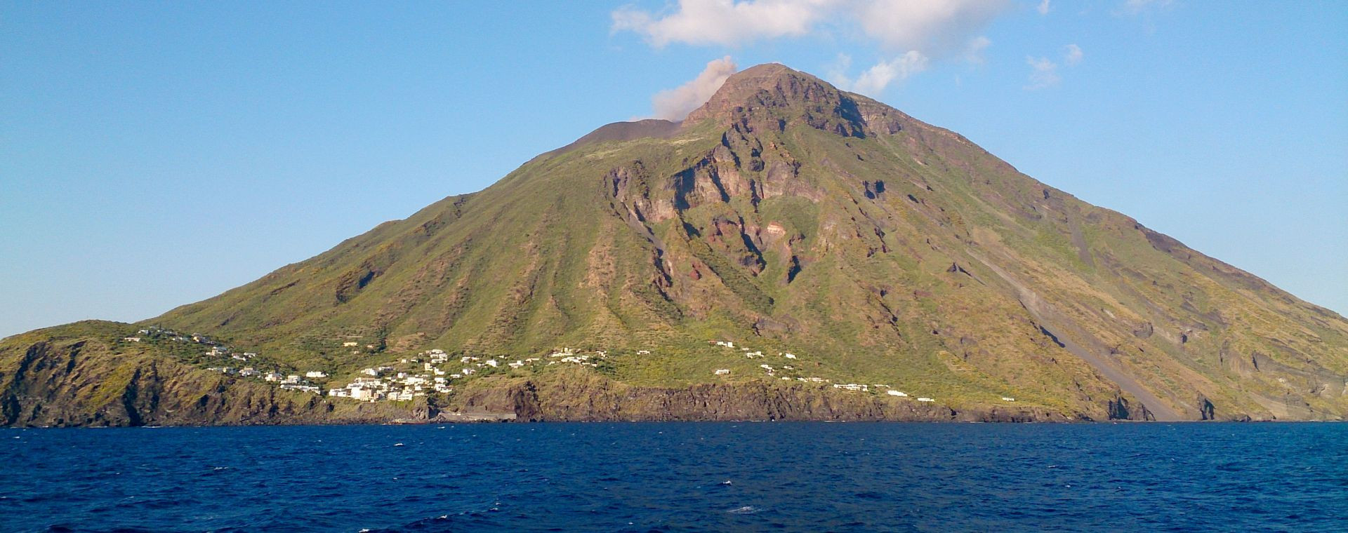 Volcan de l'île Stromboli vu de la mer - Îles Éoliennes - Italie