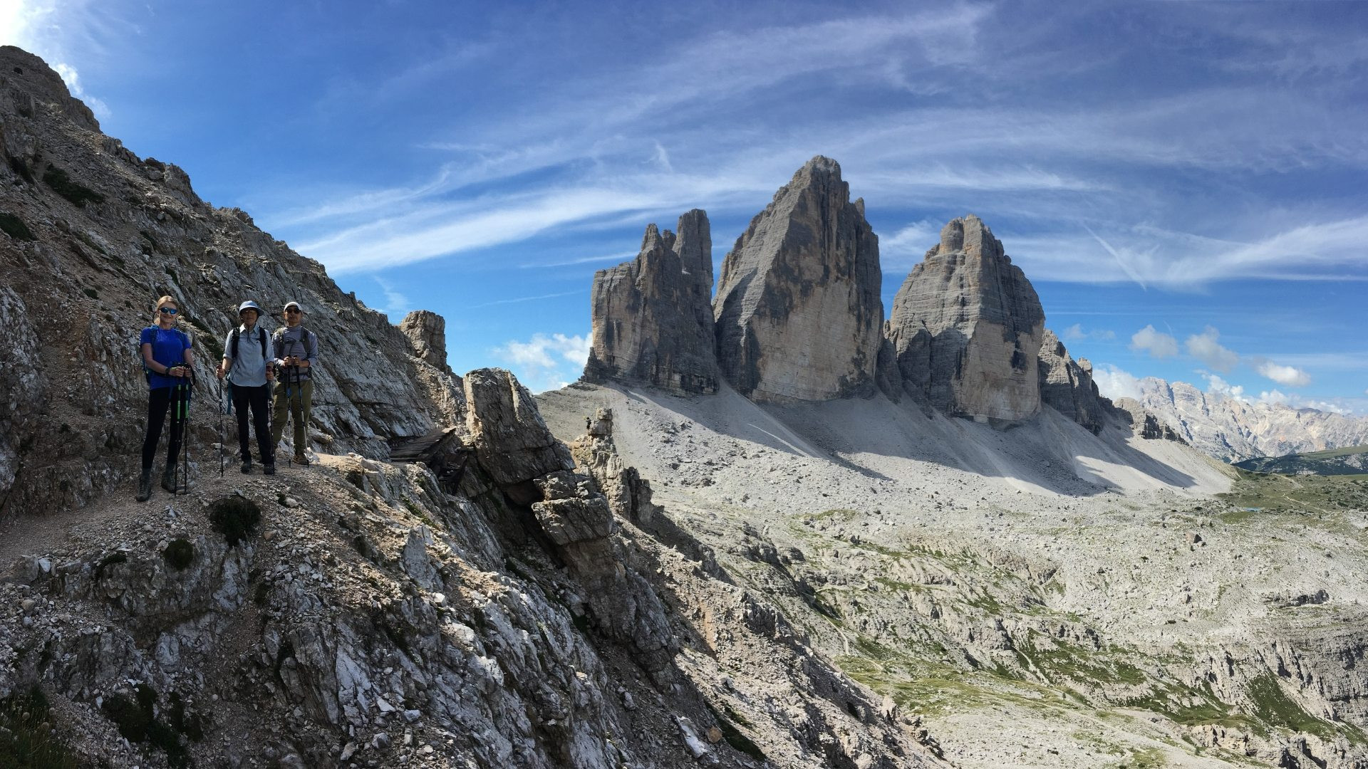 Randonneurs face aux Tre Cime di Lavaredo - Cortina d'Ampezzo - Dolomites, Italie