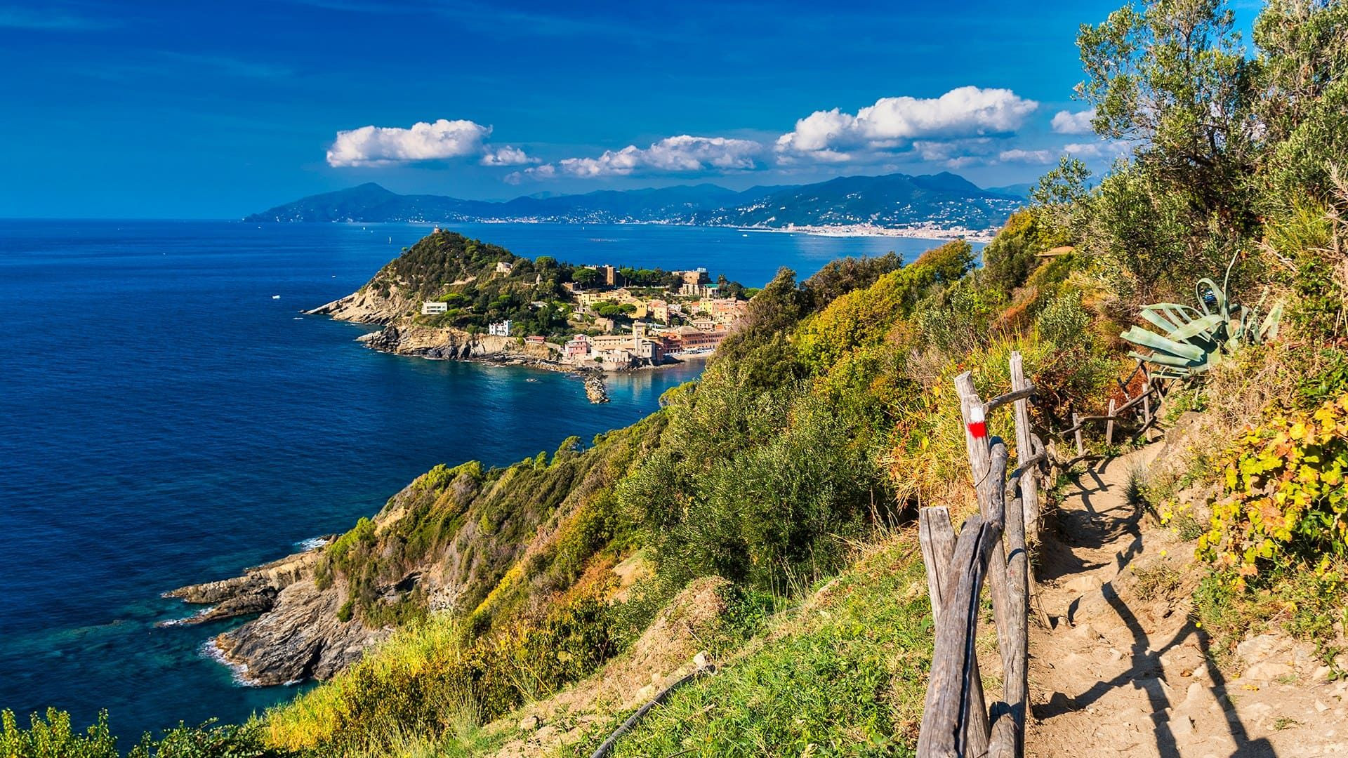 Sentier de Punta Manara surplombant Sestri Levante - Ligurie - Italie