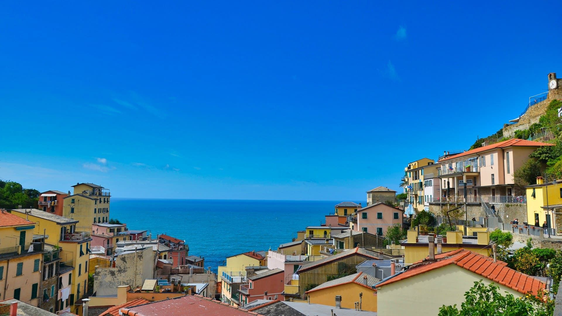 Riomaggiore et la mer vus des hauteurs - Cinque Terre - Italie