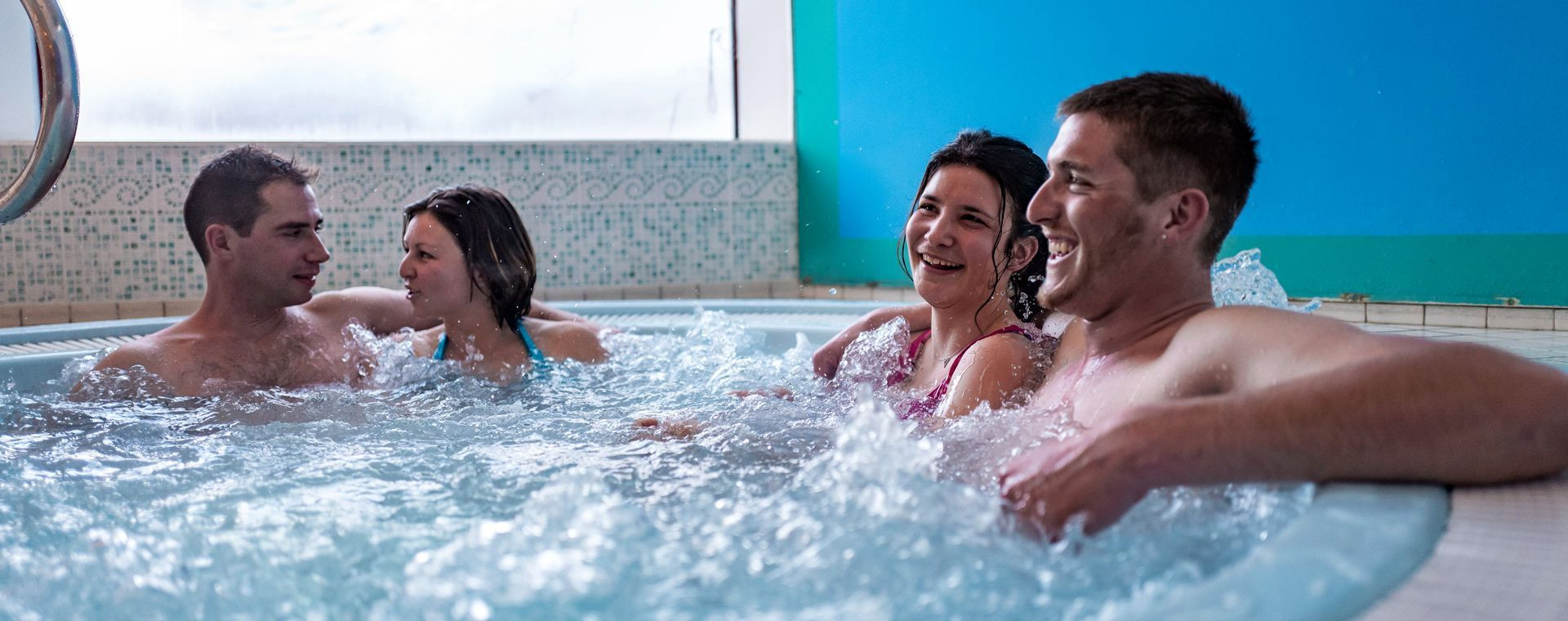 Randonneurs détendus dans le jacuzzi - Bessans - Savoie, France