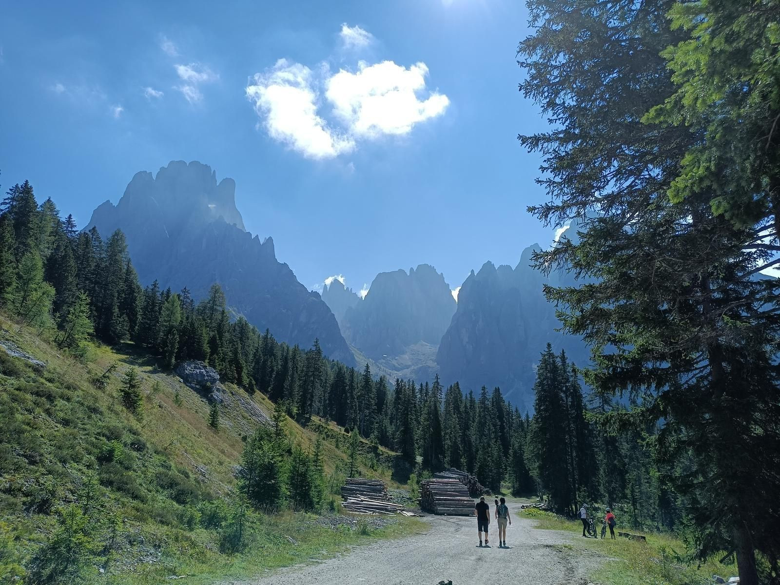 Sommets escarpés au-dessus du Val Gardena - Dolomites - Italie